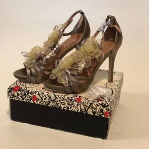 Wild Rose Champagne Formal Heels. Size 7 NEW IN BOX